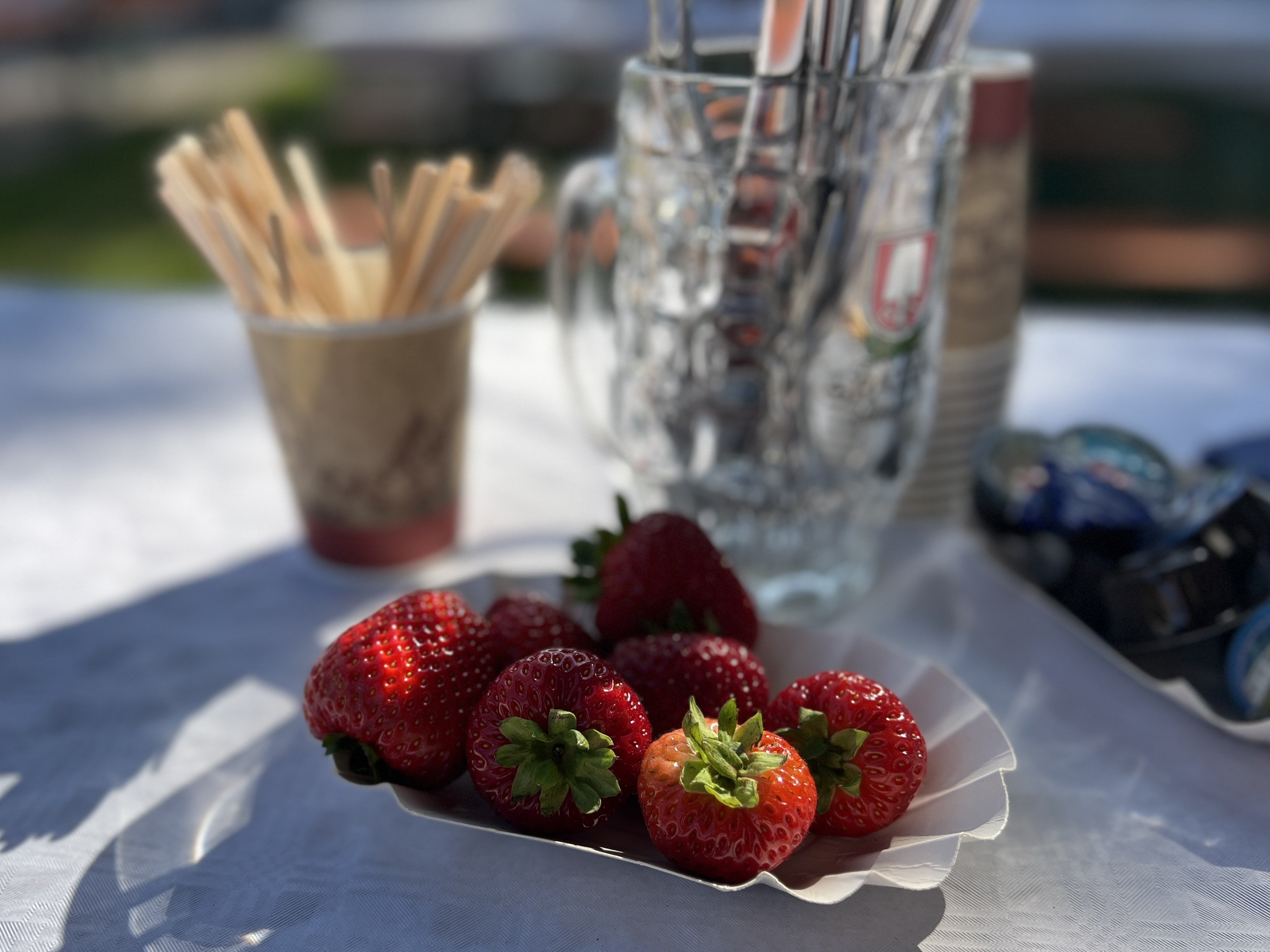 Frühstück mit frischen Erdbeeren