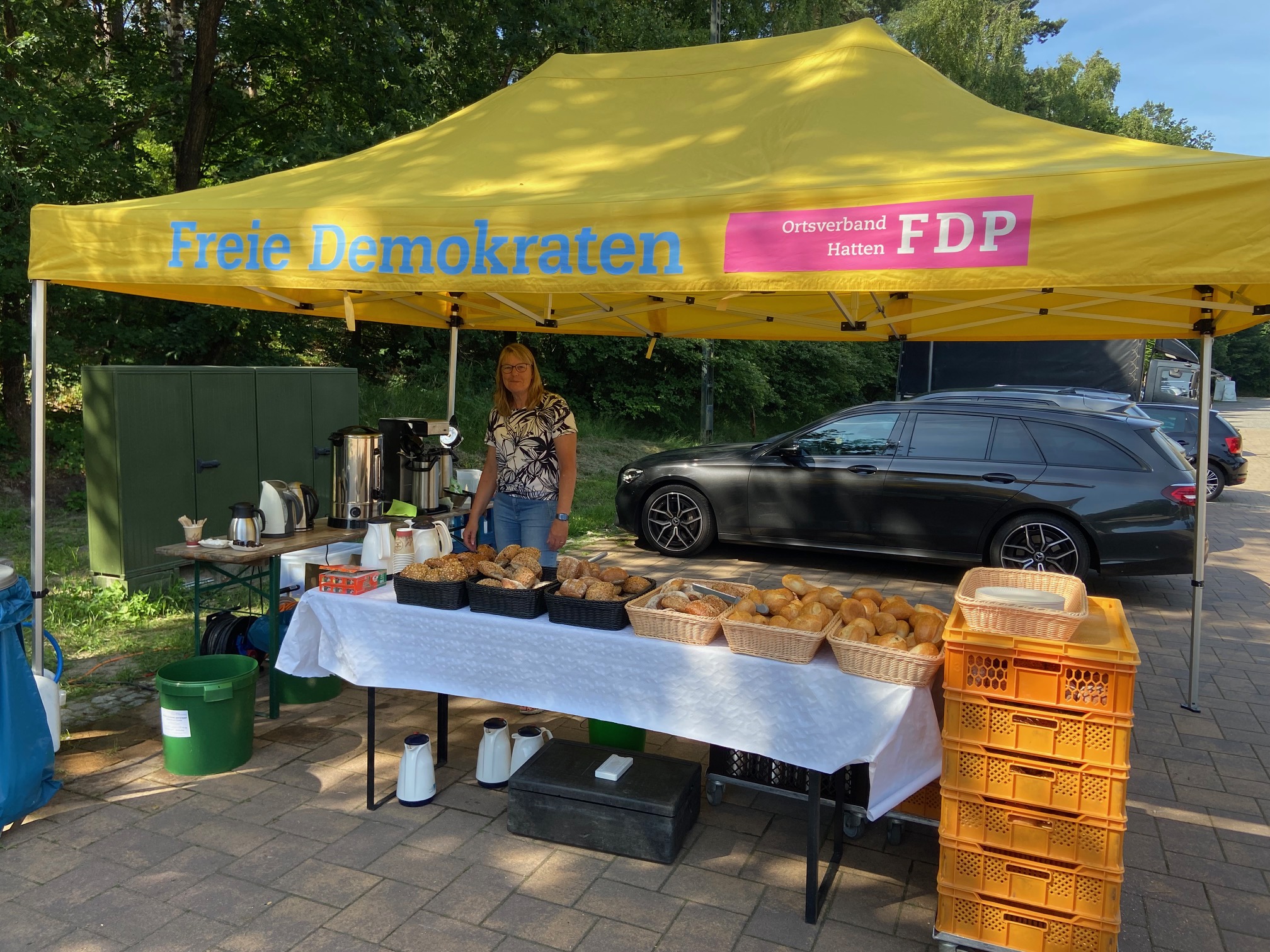 Frische Brötchen und Kaffee