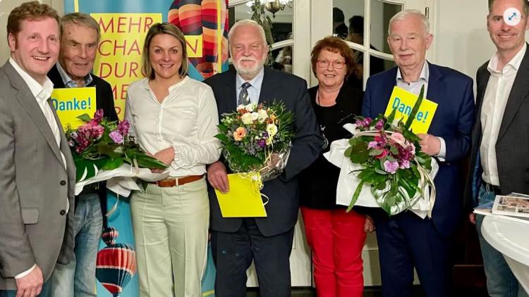 Ehrungen beim FDP-Kreisparteitag: (von links): Europaparlamentarier Jan-Christoph Oetjen, Ernst-August Bode (65 Jahre), FDP-Kreisvorsitzende Imke Haake, Steffen Ackermann (50 Jahre), Kreistags-Fraktionsvorsitzende Marion Daniel, Horst Lüschen (50 Jahre) und Bundestags-Fraktionschef Christian Dürr.